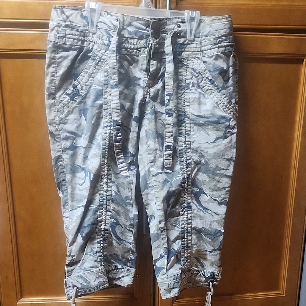 Arizona Jean Co. Camouflage Cargo Capri Pants